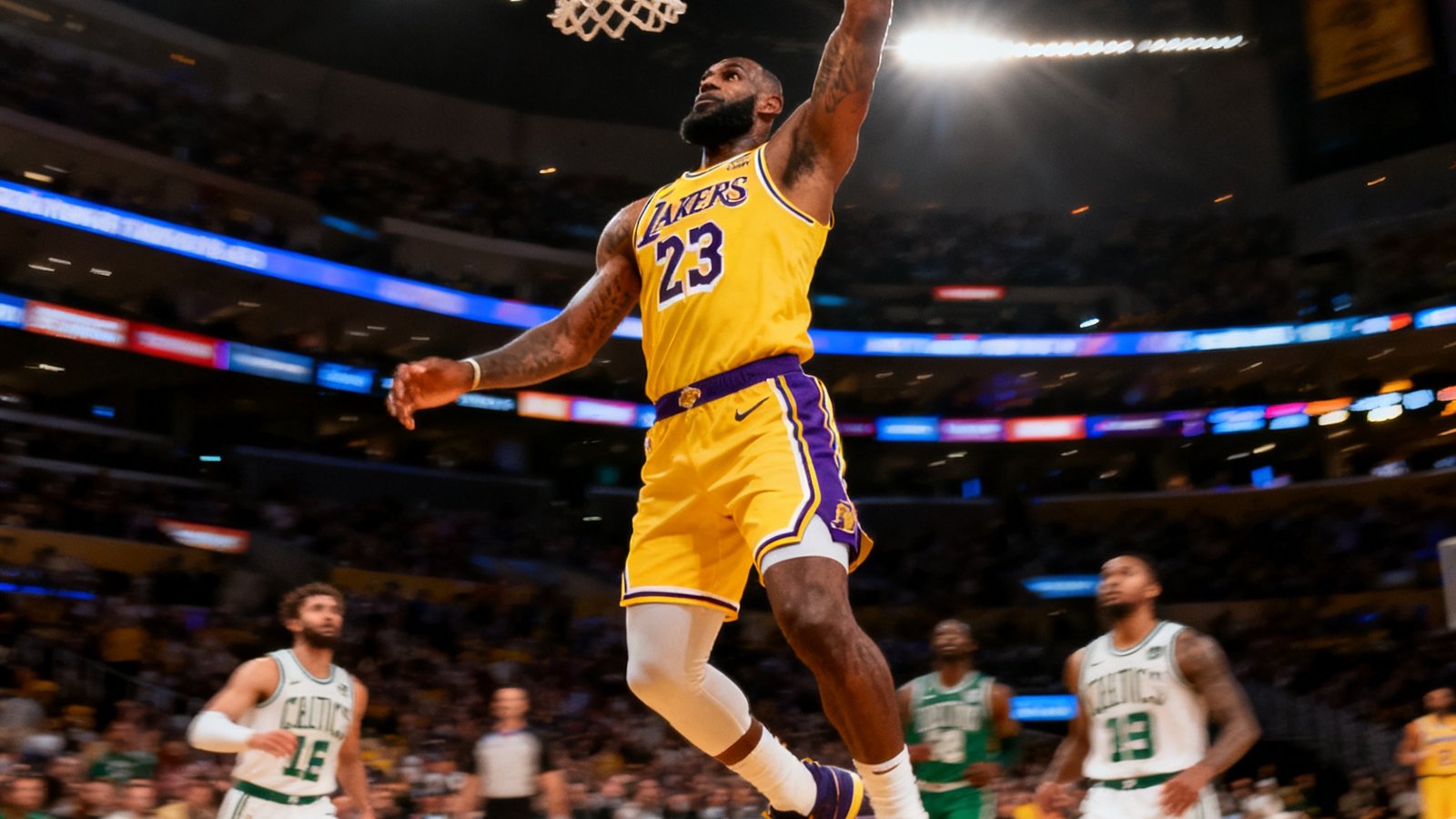 NBA湖人vs凯尔特人单节集锦，詹姆斯战斧暴扣慢动作回放